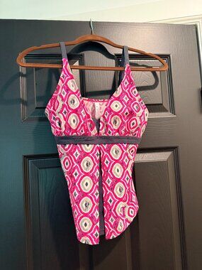 Free Country Swim Top/Tankini Size M. Super Flattering Front Flaps. Sz M.